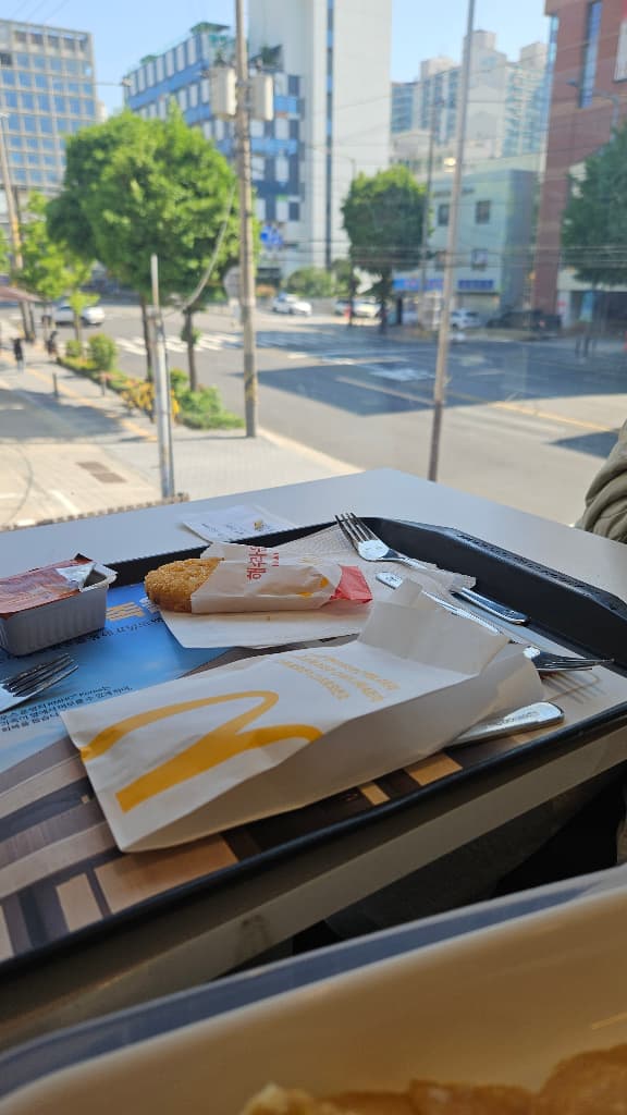 ZAIIT - 맥도날드 굽은다리역DT점에서 공유된 사진